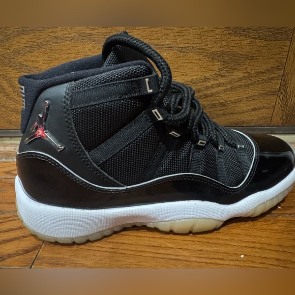 Jordan Kids Sneakers Black White Red - Picture 13 of 15